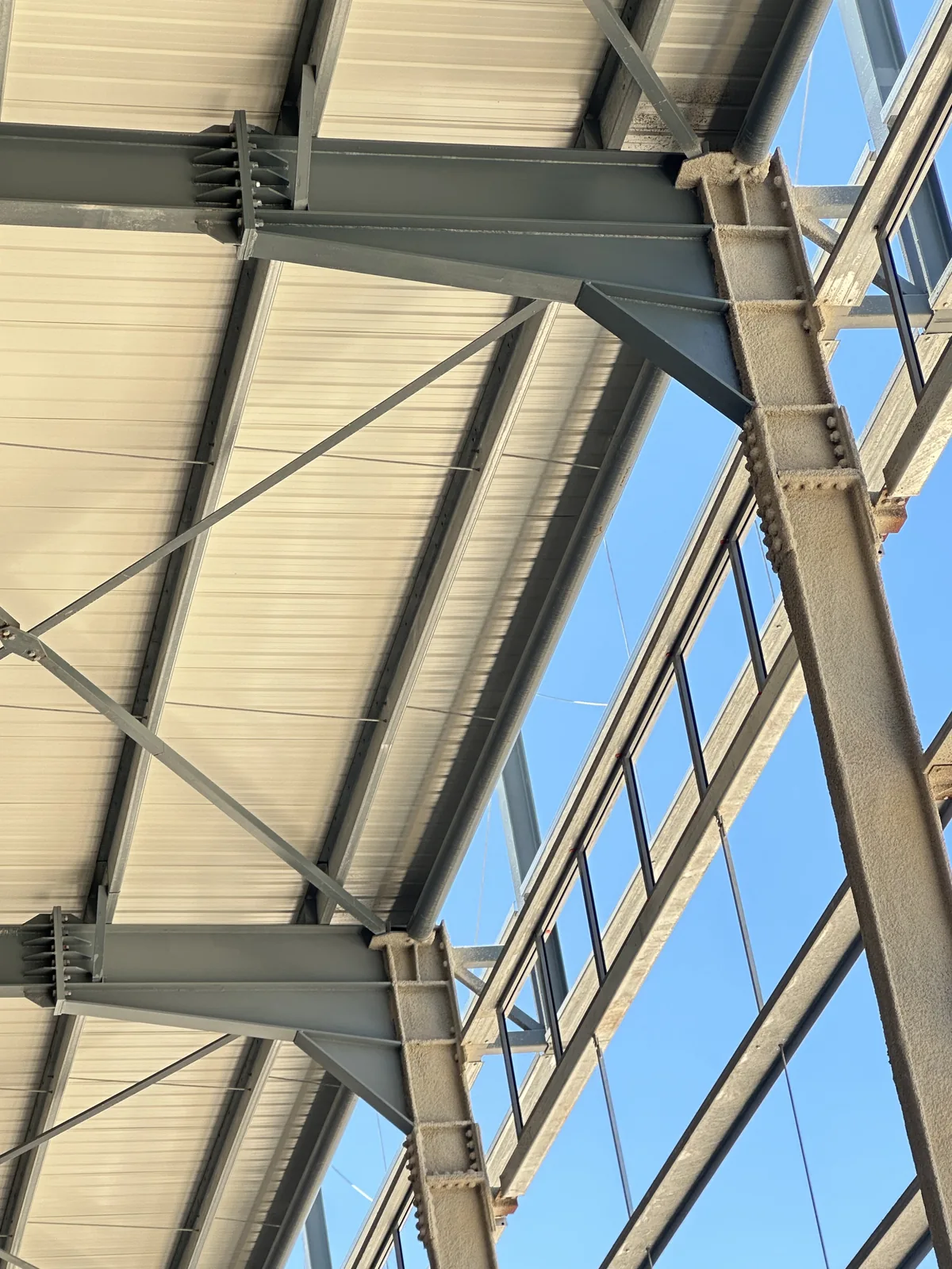 Column and beam connection at the roof — Barkai Logistics Center