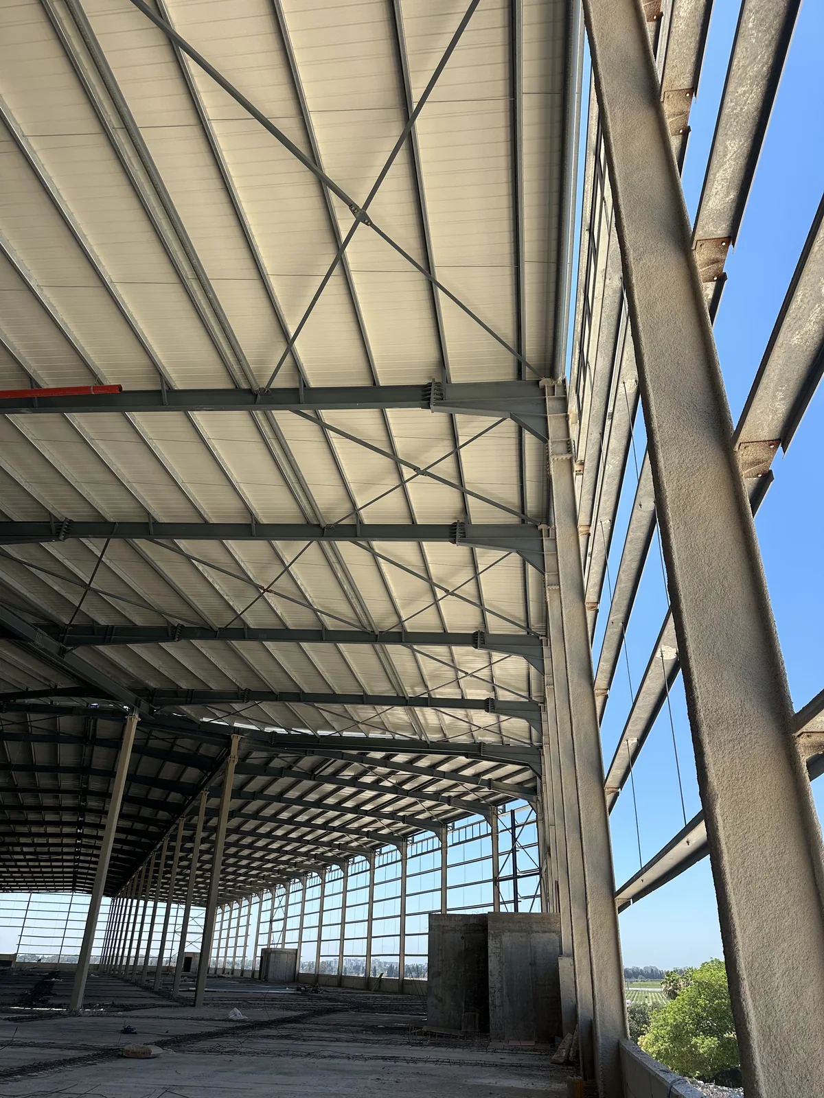 Steel structure inside the logistics center — Barkai Logistics Center
