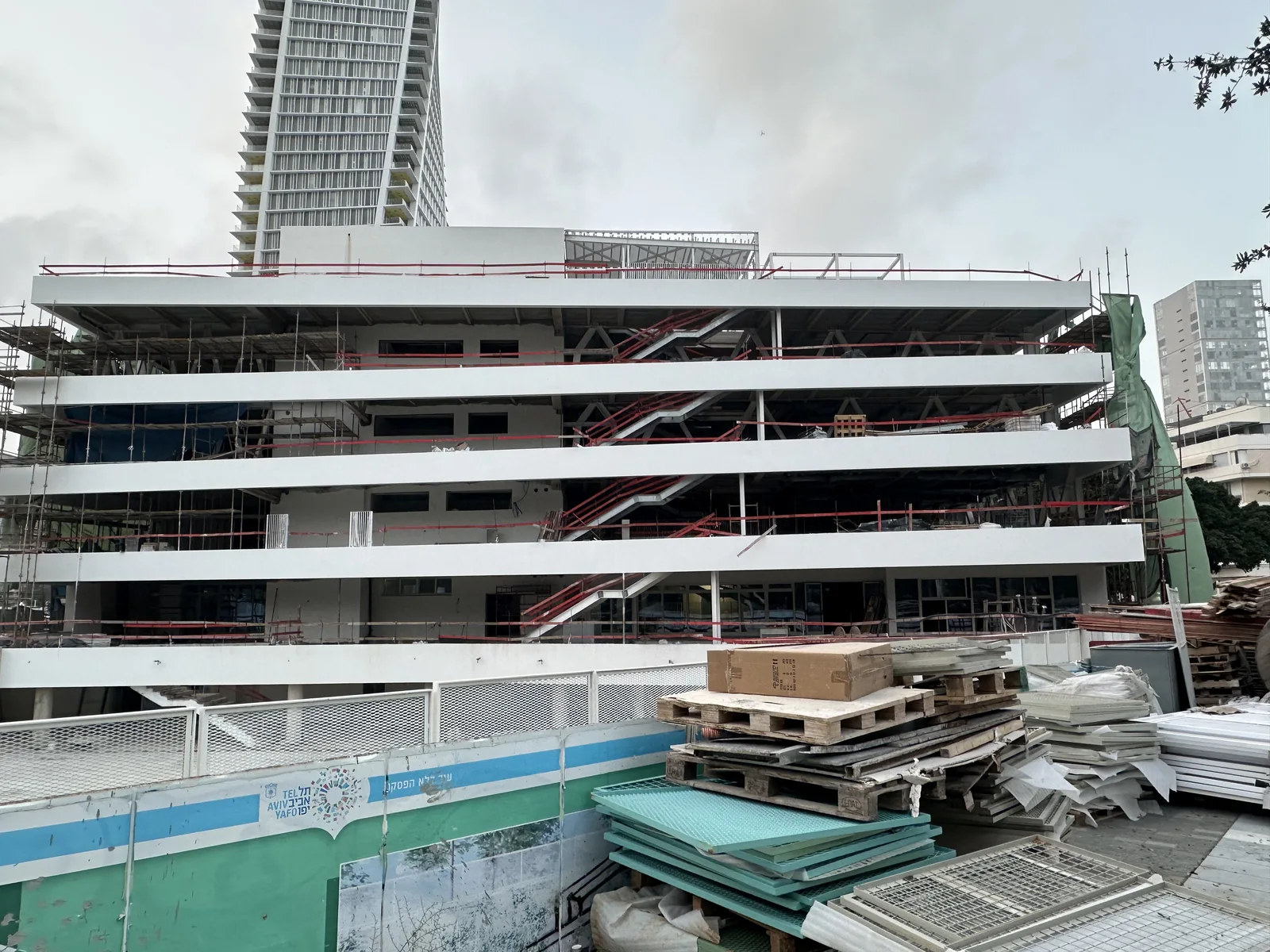 School facade and steel structure — Kikar Hamedina School